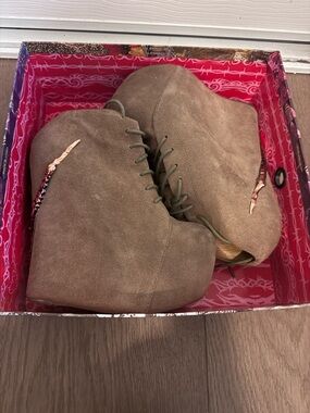 Jeffrey Campbell Tan Suede Lace-Up Wedge Booties size 10